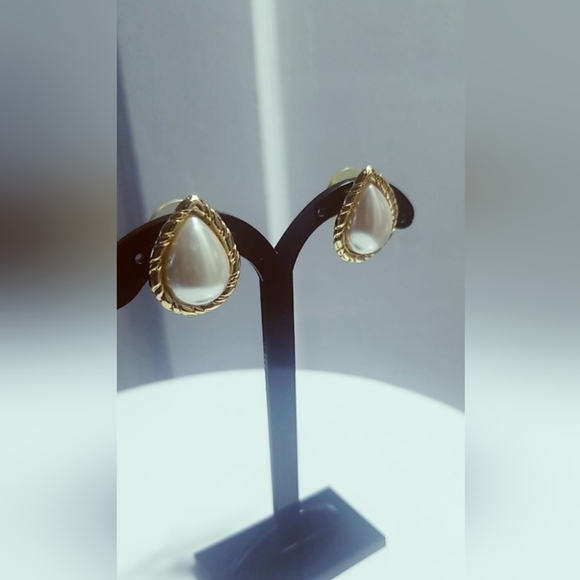 Teardrop Faux Pearl Clip on Earrings. 🌴 - Picture 4 of 5